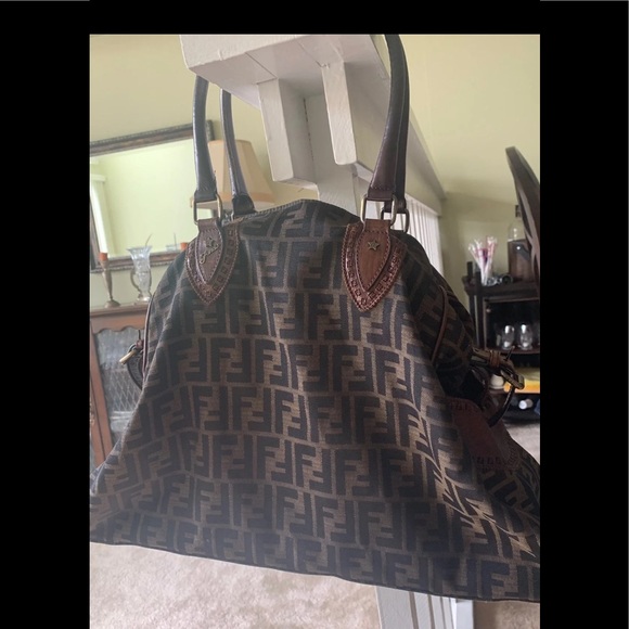 Fendi bag authentic 💯present - Picture 2 of 8